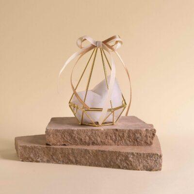 Μπομπονιέρα σε σχήμα διαμάντι σε χρυσή απόχρωση - Image 1