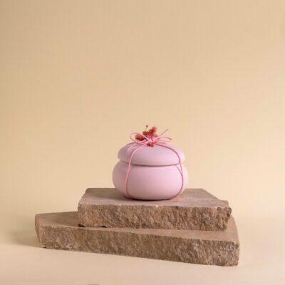 Μπομπονιέρα macaron ροζ με λουλούδια - Image 1