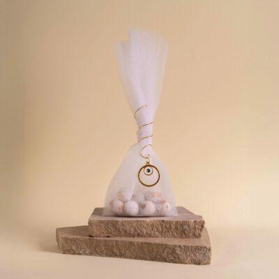 Μπομπονιέρα τούλινη με χρυσό δέσιμο και κρεμαστό μάτι - Image 1