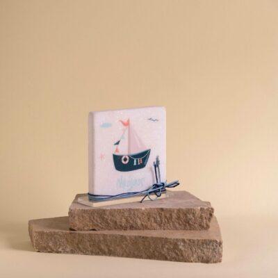 Μπομπονιέρα βάπτισης σε εκτυπωμένο μάρμαρο με βάση και θέμα καράβι. - Image 2