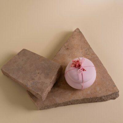 Μπομπονιέρα macaron ροζ με λουλούδια - Image 2